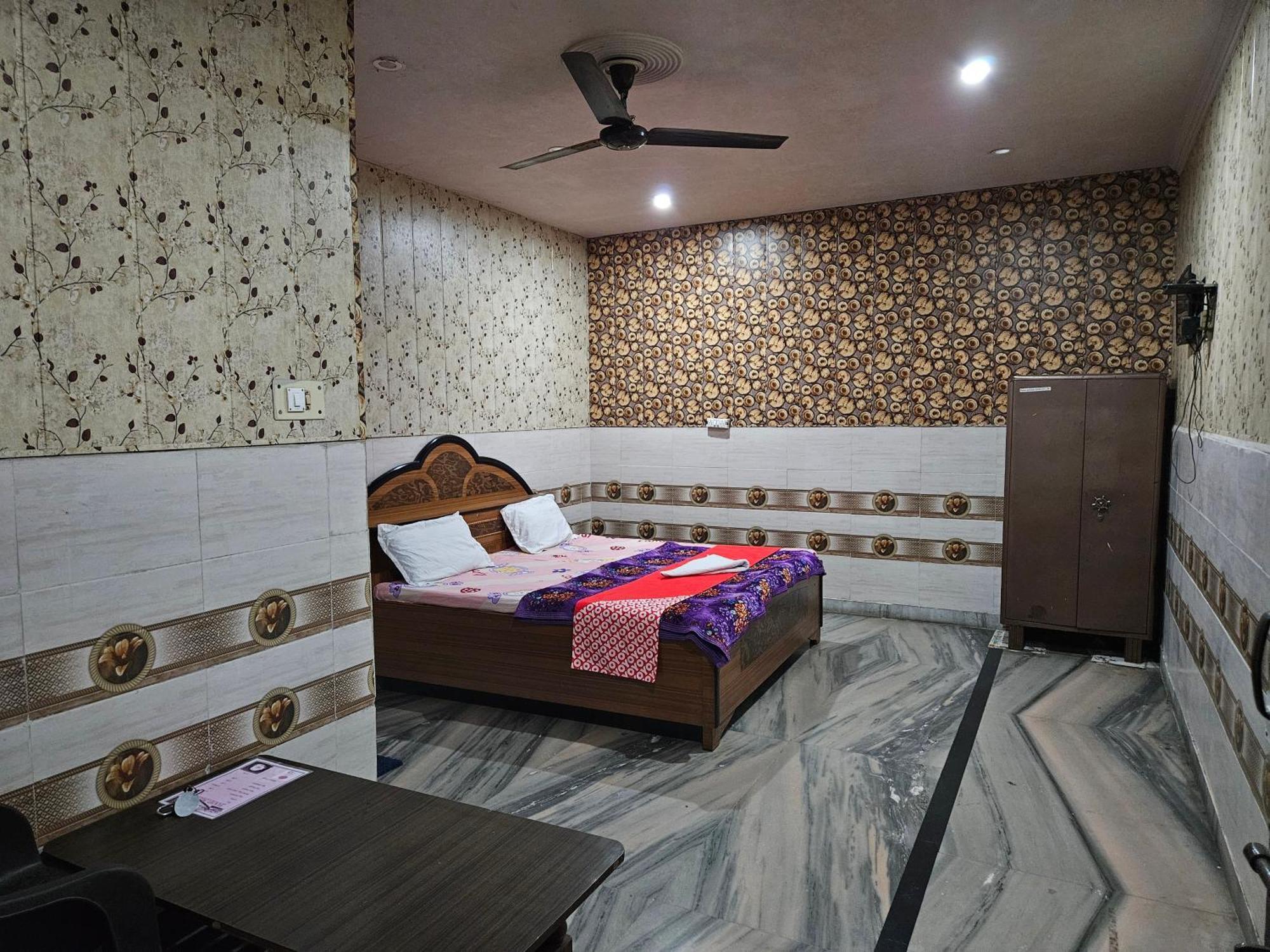 Hotel Chitrarth & Party Lawn Haldwāni Kültér fotó